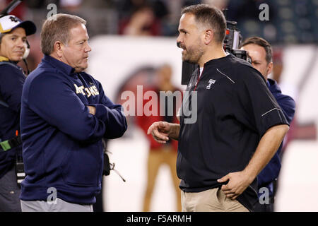 Philadelphie, Pennsylvanie, USA. 31 octobre, 2015. Temple Owls Head coach Matt Rhule parle avec Notre Dame Fighting Irish entraîneur en chef Brian Kelly pendant l'échauffement avant la NCAA football match entre la Cathédrale Notre Dame Fighting Irish et le Temple Owls au Lincoln Financial Field à Philadelphie, Pennsylvanie. Christopher Szagola/CSM/Alamy Live News Banque D'Images