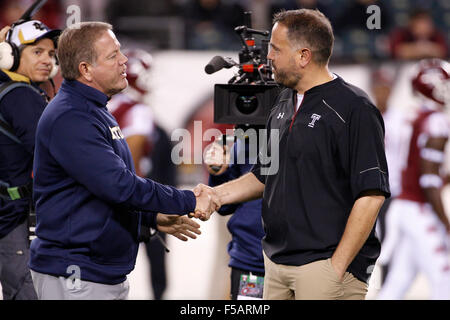 Philadelphie, Pennsylvanie, USA. 31 octobre, 2015. Temple Owls Head coach Matt Rhule parle avec Notre Dame Fighting Irish entraîneur en chef Brian Kelly pendant l'échauffement avant la NCAA football match entre la Cathédrale Notre Dame Fighting Irish et le Temple Owls au Lincoln Financial Field à Philadelphie, Pennsylvanie. Christopher Szagola/CSM/Alamy Live News Banque D'Images