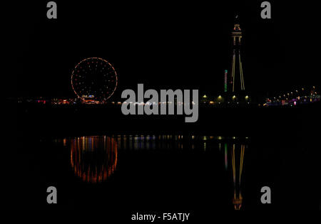 Nuit vue sur la plage, avec des réflexions, au nord de Central Pier grande roue et le vert de la tour de Blackpool, Blackpool Illuminations Banque D'Images