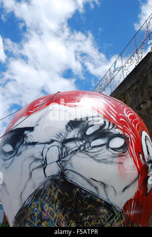 Avant-poste à l'oeuvre, l'Art de la rue exposition sur l'île de cacatoès à Sydney, Australie. Banque D'Images