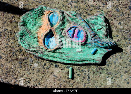 Sculpture en béton de l'intérieur d'un visage à la craie de couleur passe-montagne. Banque D'Images