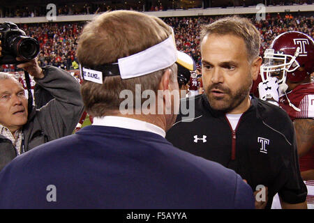 Philadelphie, Pennsylvanie, USA. 31 octobre, 2015. Temple Owls Head coach Matt Rhule parle avec Notre Dame Fighting Irish entraîneur en chef Brian Kelly suite à la NCAA football match entre la Cathédrale Notre Dame Fighting Irish et le Temple Owls au Lincoln Financial Field à Philadelphie, Pennsylvanie. La Cathédrale Notre Dame Fighting Irish a gagné 24-20. Christopher Szagola/CSM/Alamy Live News Banque D'Images