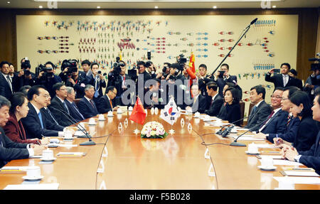 Séoul, Corée, Corée du Sud. 1er novembre 2015. Le Premier ministre chinois Li Keqiang rencontre avec la République de Corée (ROK) Assemblée nationale le Président Chung Ui-hwa à Séoul, capitale de la République de Corée, le 1 novembre 2015. © Yao Dawei/Xinhua/Alamy Live News Banque D'Images