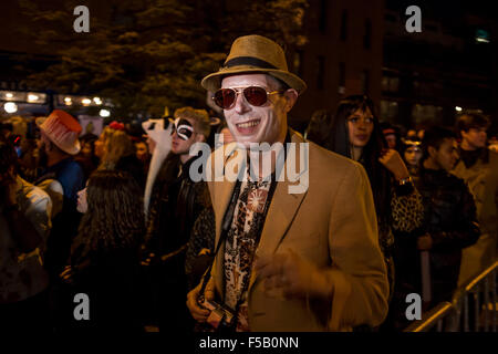 New York, NY - 31 octobre 2015. Un homme habillé comme journaliste gonzo Hunter S. Thompson, complet avec fedora, appareil photo et une fumée, dans le rapport annuel de Greenwich Village Halloween Parade. Banque D'Images