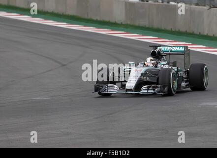 La ville de Mexico, Mexique. 31 octobre, 2015. Pilote Britannique Lewis Hamilton de l'équipe Mercedes fait concurrence au cours de la séance de qualification du Grand Prix de Formule 1 le Mexique à Mexico, capitale du Mexique, le 31 octobre 2015. © Adrian Carpio/Xinhua/Alamy Live News Banque D'Images