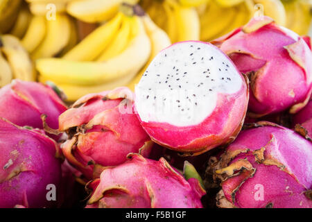 Pitaya ou 'dragon' Fruits du genre Hylocereus en Villahermosa, Tabasco, Mexique marché. Banque D'Images