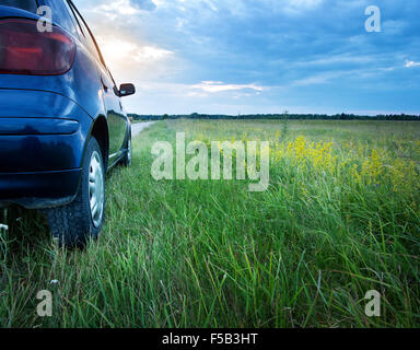 Car on country road Banque D'Images