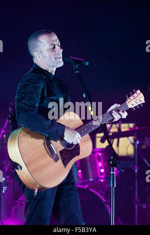 Turin, Italie. 31 octobre, 2015. Chanteur auteur-compositeur italien Raffaele Riefoli, alias Raf, interprété avec sa 'Sono io tour' à la Coliseum Theatre. © Elena Aquila/Pacific Press/Alamy Live News Banque D'Images