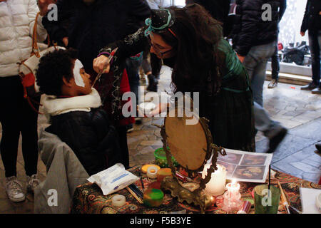 Turin, Italie. 31 octobre, 2015. Une fille faire un enfant pour l'Halloween. © Elena Aquila/Pacific Press/Alamy Live News Banque D'Images