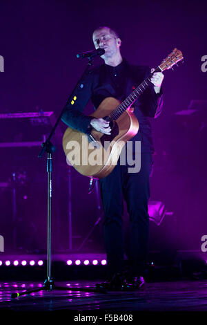 Turin, Italie. 31 octobre, 2015. Chanteur auteur-compositeur italien Raffaele Riefoli, alias Raf, interprété avec sa 'Sono io tour' à la Coliseum Theatre. © Elena Aquila/Pacific Press/Alamy Live News Banque D'Images