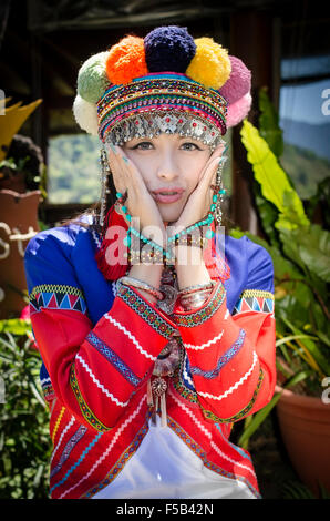 Une fille de Tsou tribu en costume traditionnel ; la culture autochtones taïwanais Banque D'Images