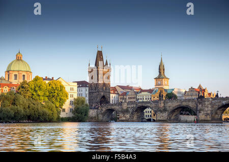 Le pont Charles au coucher du soleil, Prague, République Tchèque, Europe Banque D'Images