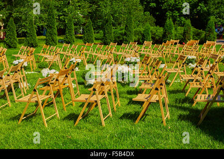 Des rangées de chaises pliantes marron Banque D'Images