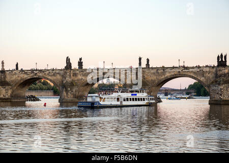 Le pont Charles au coucher du soleil, Prague, République Tchèque, Europe Banque D'Images