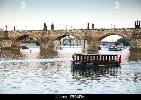 Le pont Charles au coucher du soleil, Prague, République Tchèque, Europe Banque D'Images