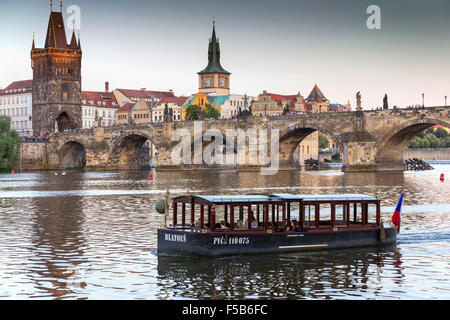 Le Pont Charles avec lune au coucher du soleil, Prague, République Tchèque, Europe Banque D'Images