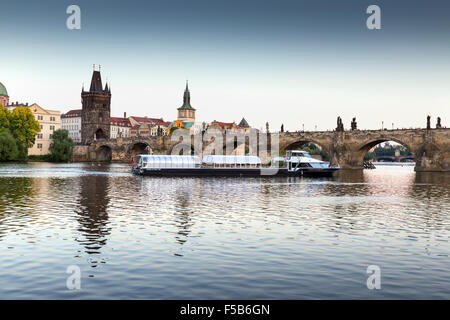 Le Pont Charles avec lune au coucher du soleil, Prague, République Tchèque, Europe Banque D'Images