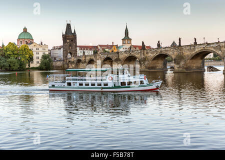 Le Pont Charles avec lune au coucher du soleil, Prague, République Tchèque, Europe Banque D'Images