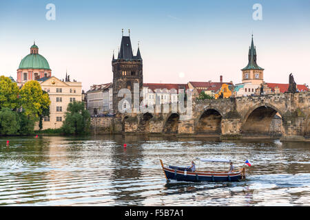 Le Pont Charles avec lune au coucher du soleil, Prague, République Tchèque, Europe Banque D'Images