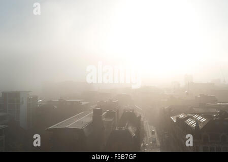 MANCHESTER, UK. 1er novembre 2015. Une vue de Shudehill, High Street et Withy Grove dans le quart nord domaine de Manchester que le soleil transperce le brouillard dense dans le centre-ville le matin Crédit : Russell Hart/Alamy Live News. Banque D'Images