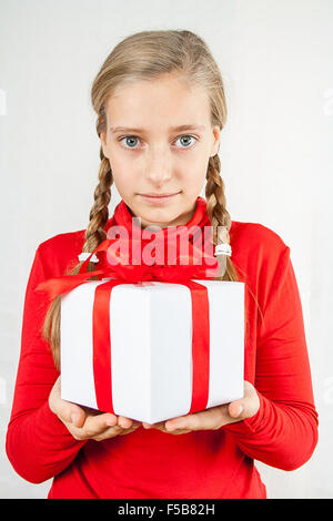 Cute blonde teenage Girl in red avec boîte-cadeau Banque D'Images