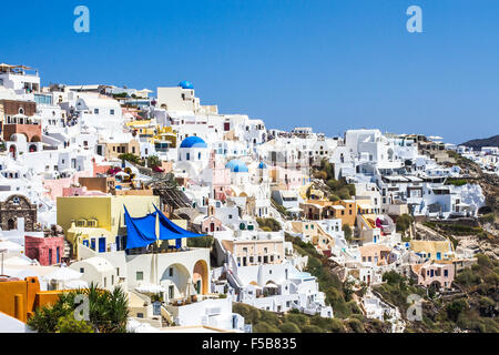 Ciel, près de la mer village blanc traditionnel à Santorini Banque D'Images