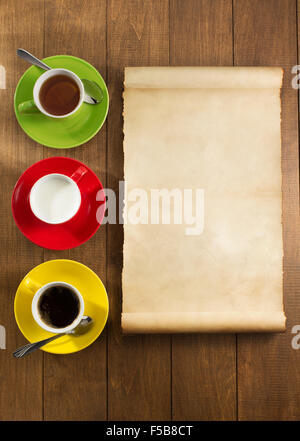 Tasse de thé, lait, café sur fond de bois Banque D'Images