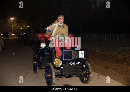 Hyde Park, London, UK.1er novembre 2015. Voitures laisser Hyde Park Corner dans le brouillard pour l'assemblée annuelle de Londres à Brighton Veteran car run Crédit : Keith Larby/Alamy Live News Banque D'Images