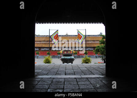 (151101) -- Hanoi, Novembre 1, 2015 (Xinhua) -- Photo prise le 17 avril 2014 illustre l'architecture dans la ville impériale de Hue, Vietnam. Jusqu'à présent, cinq sites culturels, à savoir le secteur central de la Citadelle impériale de Thang Long - Hanoi, La Citadelle de la dynastie des Ho, complexe de Monuments Hue, l'ancienne ville de Hoi An, le sanctuaire de My Son, et un site mixte de Trang An paysager au Vietnam ont été inscrits sur la liste du patrimoine mondial par l'UNESCO. (Xinhua/Zhang Jianhua) Banque D'Images