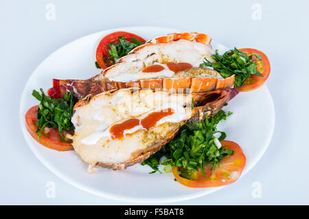 Queues de homard crues sur une plaque blanche prêt à cuire Banque D'Images