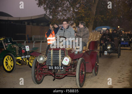 Hyde Park, London, UK.1er novembre 2015. Voitures laisser Hyde Park Corner dans le brouillard pour l'assemblée annuelle de Londres à Brighton Veteran car run Crédit : Keith Larby/Alamy Live News Banque D'Images