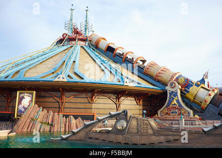 Space Mountain Mission 2 Un tour de caboteur de rouleau dans Discoveryland Disneyland Paris Marne-la-Vallée Chessy France Banque D'Images