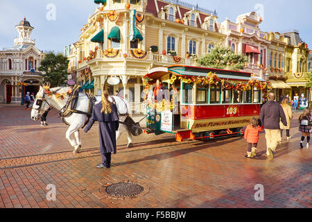 Tramway tiré par des chevaux le long de la rue Main Disneyland Paris Marne-la-Vallée Chessy France Banque D'Images