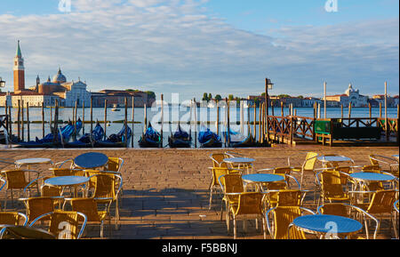 Lever du Soleil vue depuis la Place St Marc avec les îles de San Giorgio Maggiore et Venise Giudecca Veneto Italie Europe Banque D'Images