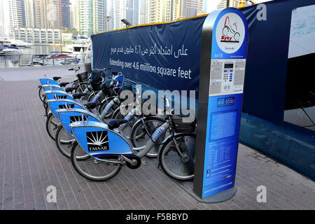 Emaar location de vélo, la Marina, Dubaï, Émirats Arabes Unis Banque D'Images