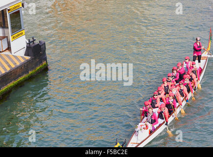 Un bateau qui participent à la Vogalonga rangées le long du Grand Canal au-delà de l'arrêt de vaporetto Accademia Venise Vénétie Italie Europe Banque D'Images