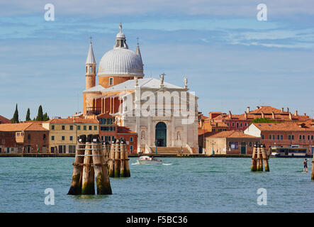 Canal Giudecca et Chiesa del Santissimo Redentore connu comme Il Redentore sur l''île de Giudecca Venise Vénétie Italie Europe Banque D'Images