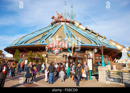 Space Mountain Mission 2 Un tour de caboteur de rouleau dans Discoveryland Disneyland Paris Marne-la-Vallée Chessy France Banque D'Images