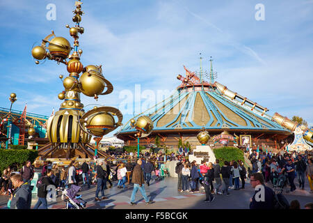 Avec Orbitron Space Mountain à l'arrière à Discoveryland Disneyland Paris Marne-la-Vallée Chessy France Banque D'Images