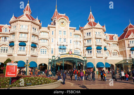 Le Disneyland Hotel et l'entrée à Disneyland Paris Marne-la-Vallée Chessy France Banque D'Images