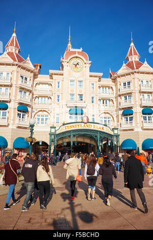 Le Disneyland Hotel et l'entrée à Disneyland Paris Marne-la-Vallée Chessy France Banque D'Images