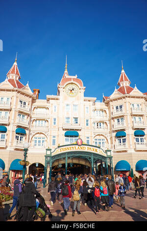 Le Disneyland Hotel et l'entrée à Disneyland Paris Marne-la-Vallée Chessy France Banque D'Images