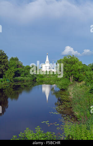 Beau paysage avec église Saints Côme et Damien (1725), Suzdal, Russie Banque D'Images