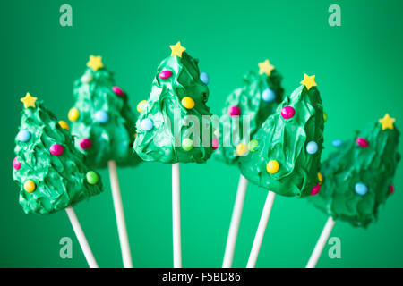 Arbre de Noël cake pops sur fond vert Banque D'Images