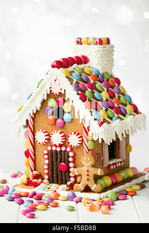 Gingerbread House décoré de bonbons colorés Banque D'Images