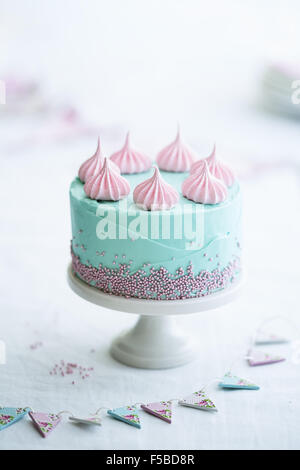 Gâteau de célébration sur un cake stand Banque D'Images