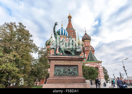 Moscou, Russie - le 14 octobre 2015 : le Kremlin et la Place Rouge. Monument de minine et Pojarski contre la cathédrale Saint-Basile. Banque D'Images