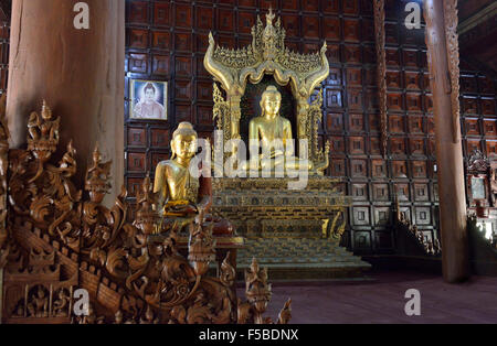 Intérieur avec Bouddha d'or central dans le temple historique en bois de teck de Shwe à bin Kyaung à Mandalay, Myanmar, anciennement Birmanie Banque D'Images