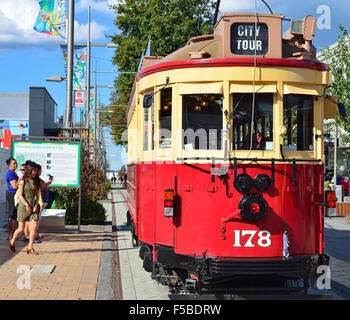 Les tramways de la ville de Christchurch central Tours continuent à fonctionner malgré le tremblement de terre - le plus violent séisme, le 22 février2011, Banque D'Images