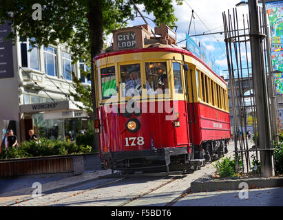 Les tramways de la ville de Christchurch central Tours continuent à fonctionner malgré le tremblement de terre - le plus violent séisme, le 22 février2011, Banque D'Images